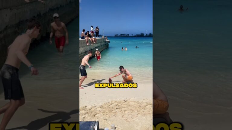 chicos en la playa desnudos