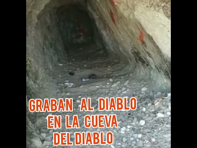 dos negros peleando en una cueva
