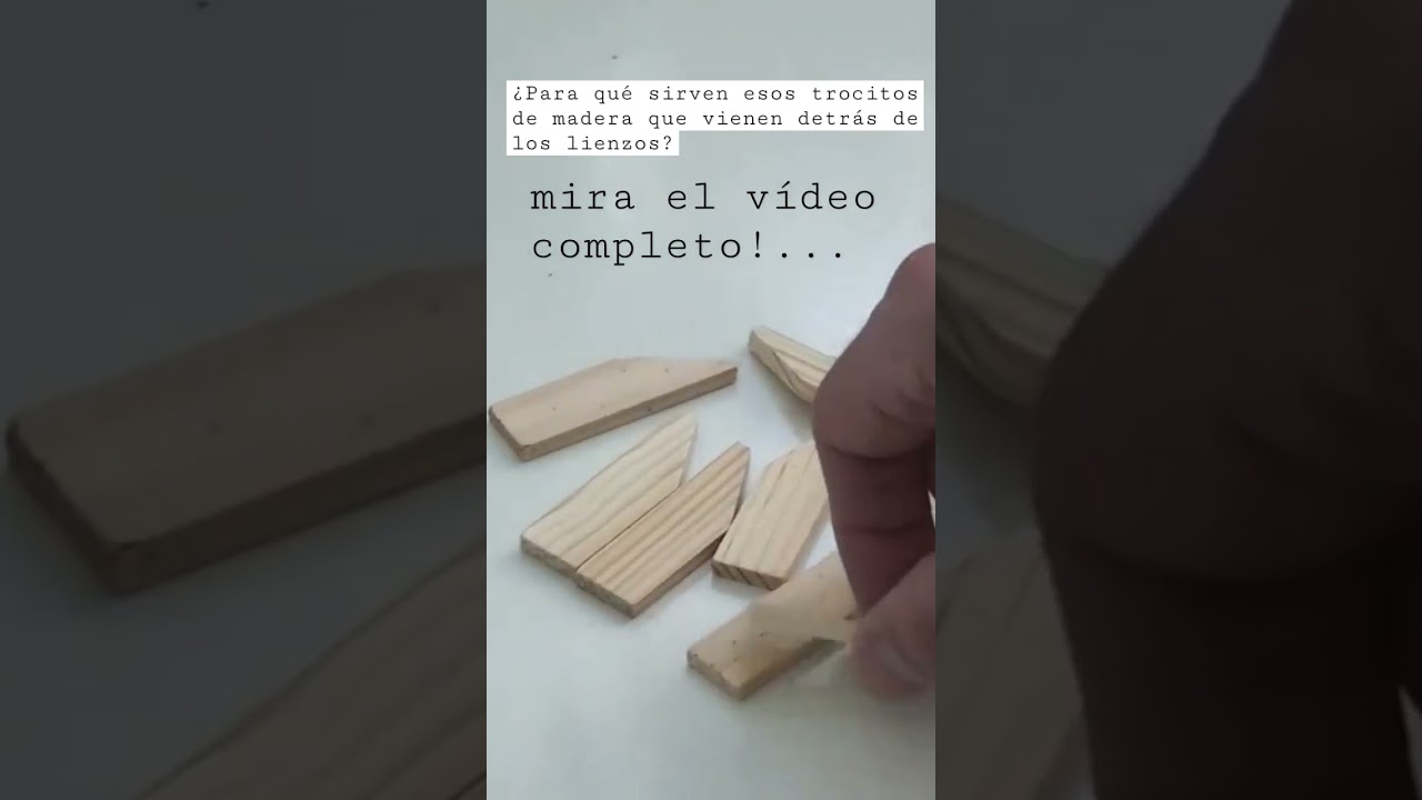 es de madera y sujeta los lienzos del pintor