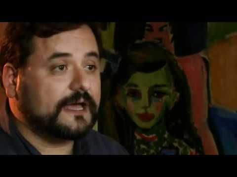 fränzi ante una silla tallada