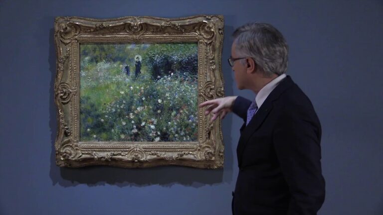 mujer con sombrilla en un jardín